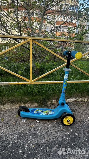 Самокат трехколесный