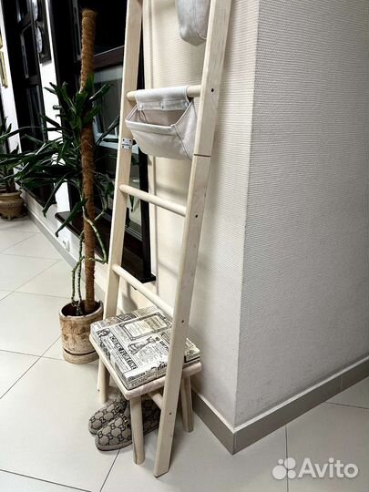 Гардеробная вешалка и табурет