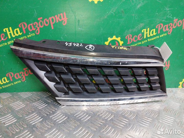 Решетка радиатора правая Nissan Tiida