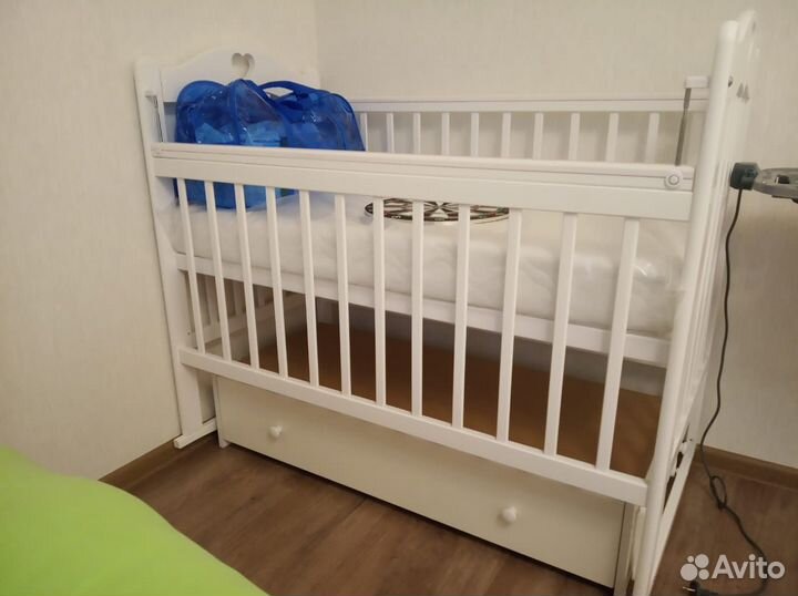 Кроватка,матрац и пеленальник для новорожденного