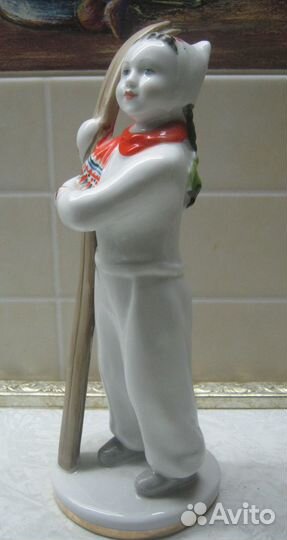 Фарфоровая статуэтка «Лыжница». лфз