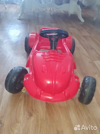 Машинка на педальках