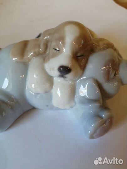 Статуэтка щенок с игрушкой NAO by liadro Испания