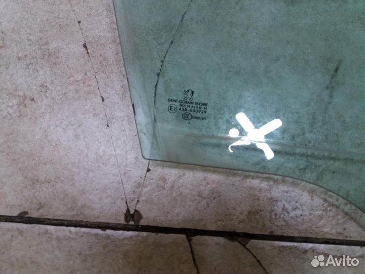 Стекло двери задней правой Peugeot 3008 I (2009—20