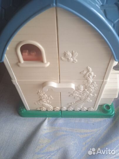 Кукольный домик с мебелью и куклами