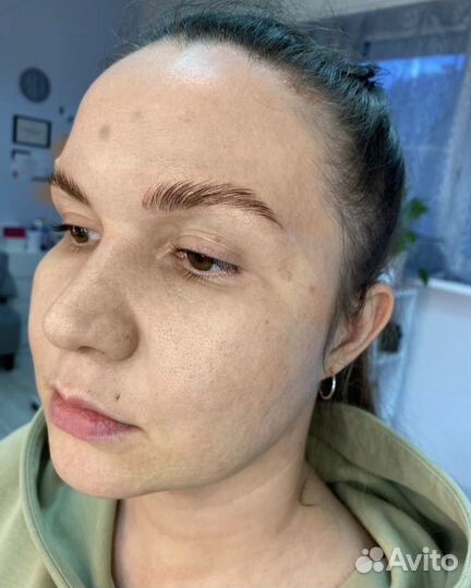 Модель на брови