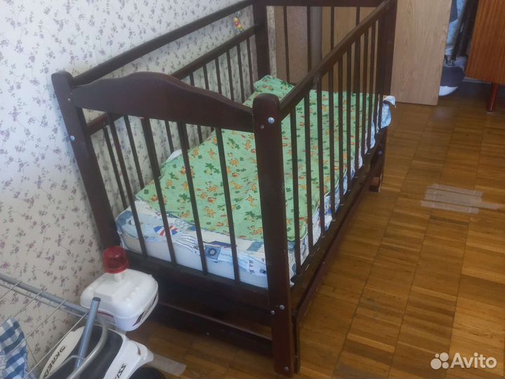 Детская кроватка с маятником