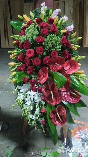 Венки из живых и искусственных цветов