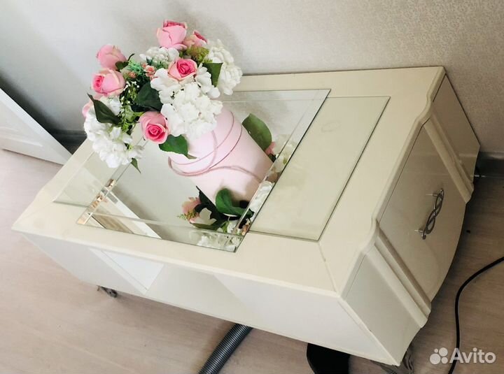 Полка настенная и стол