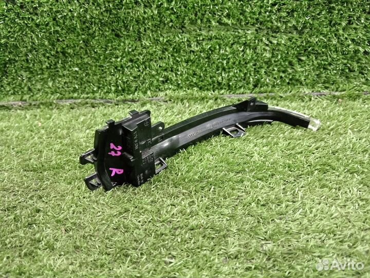 Повторитель поворота в зеркало правый VAG Audi A5