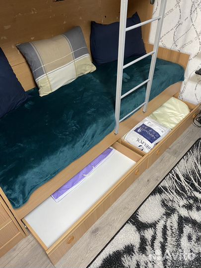 Двухъярусная кровать с матрасами