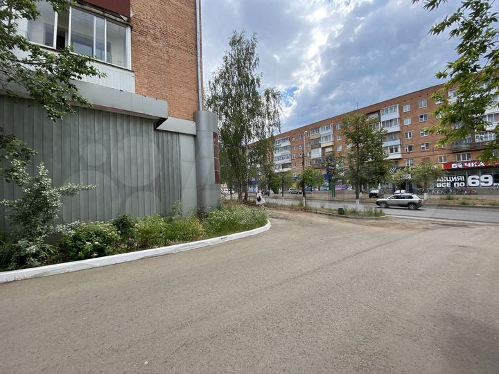 Магазин на первой линии угол 113 м²