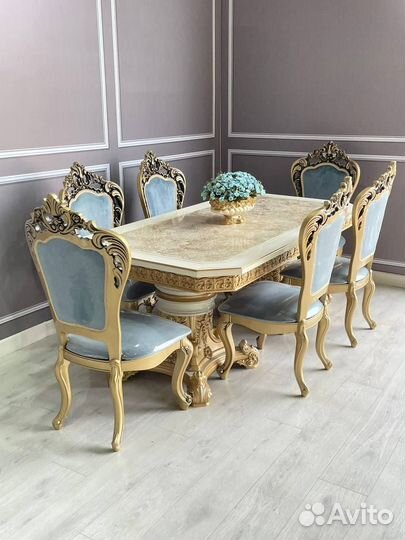 Стол и мягкие стулья