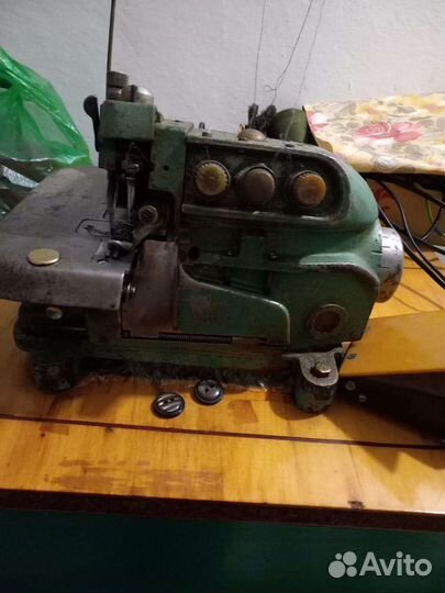 Оверлок промышленный 3 х ниточный