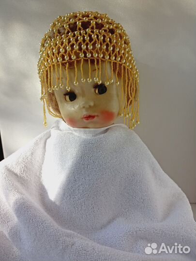 Шапочки разных цветов танцорам из бусин и бисера