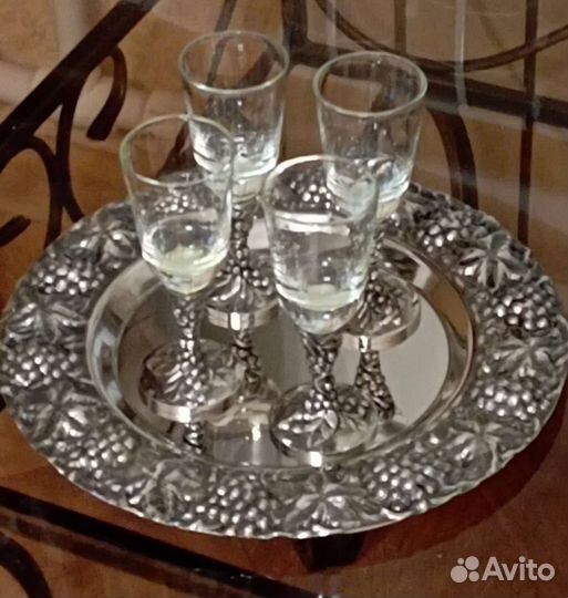 Поднос и рюмки