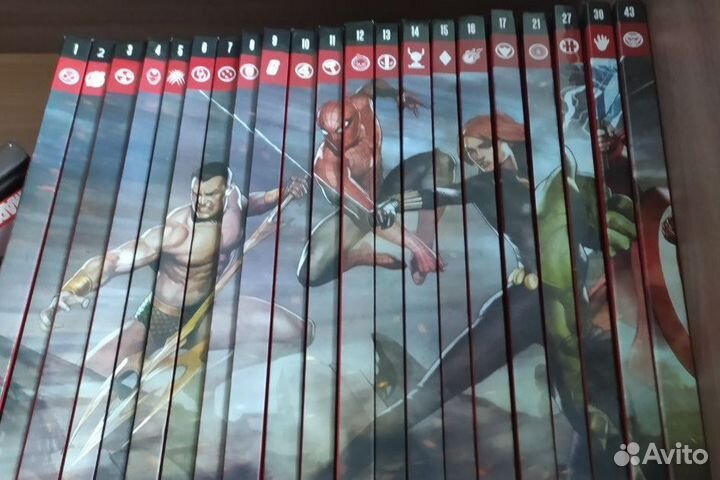 Красная коллекция комиксов Marvel ашет