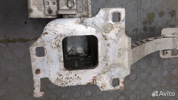 Усилитель бампера передний Peugeot 2008