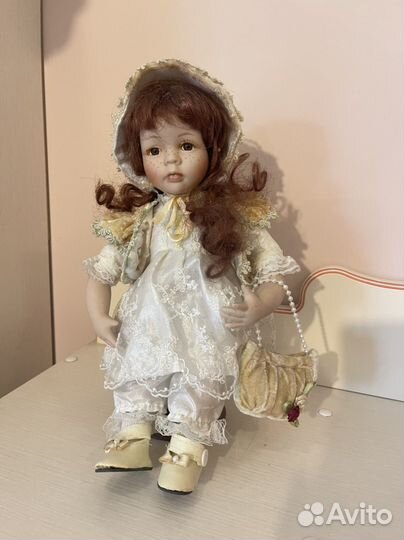 Кукла фарфоровая