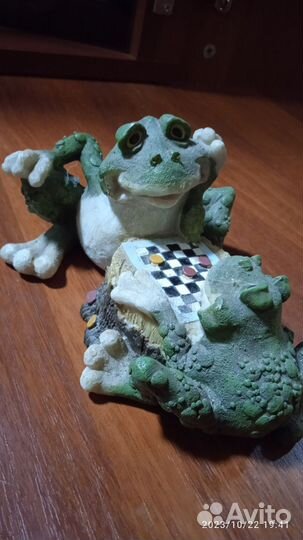 Сувенир с лягушками