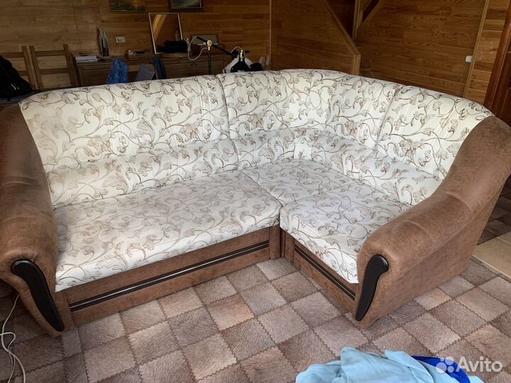 Угловой диван в хорошем состоянии