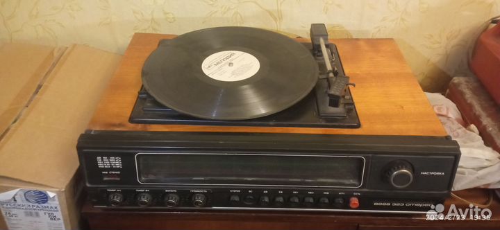 Виниловый проигрыватель, пластинки, радиоприемники