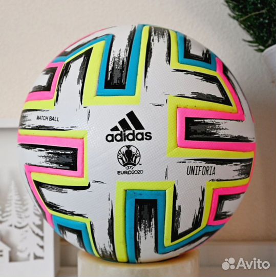 Футбольный мяч adidas uniforia 2020