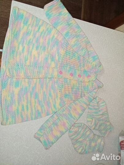 Вязаный комплект кардиган и носки ручной работы