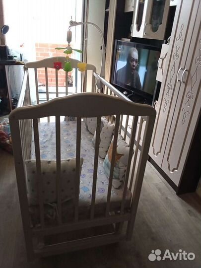 Детская кроватка с продольным маятником