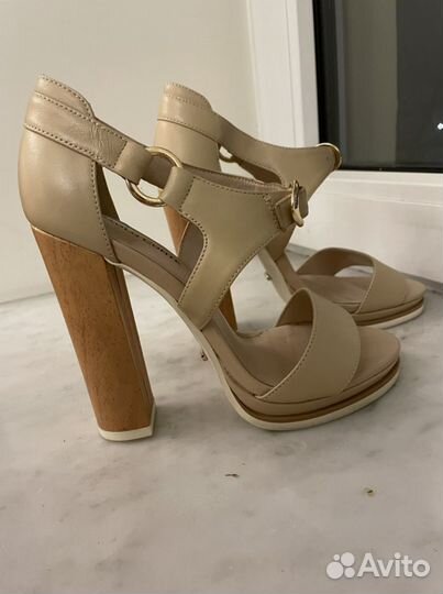 Босоножки новые