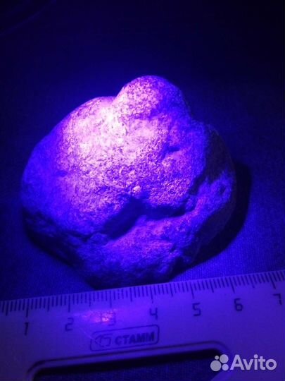 Минералы Гакмонит светятся в ультрафиолете