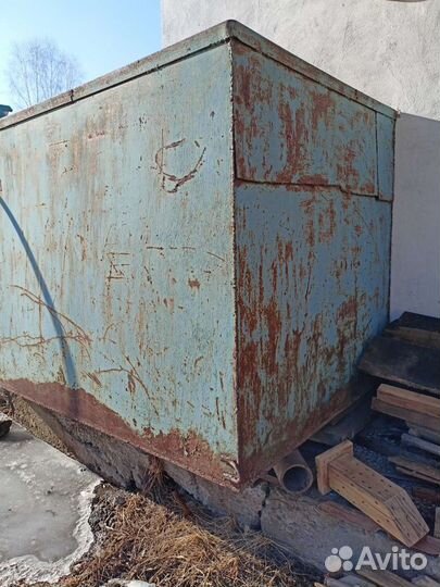 Металлический бак для воды