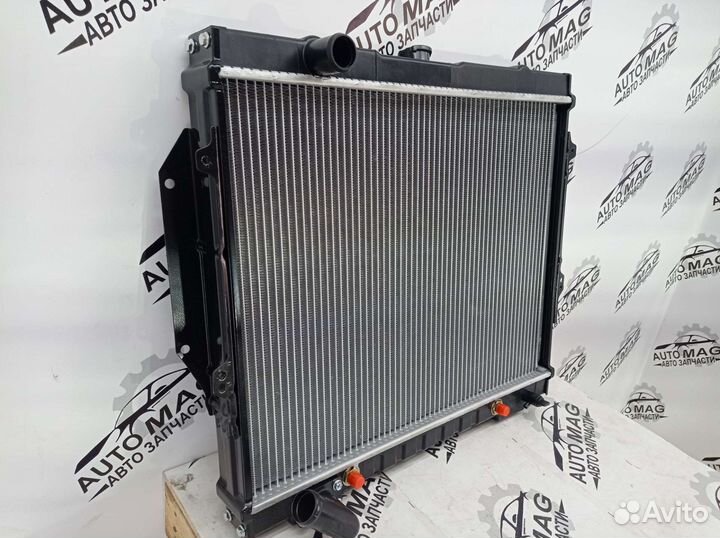 Радиатор охлаждения Mitsubishi Pajero Montero 3.5L