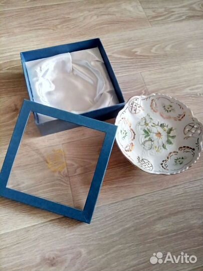 Фарфоровое блюдо на ножках новое