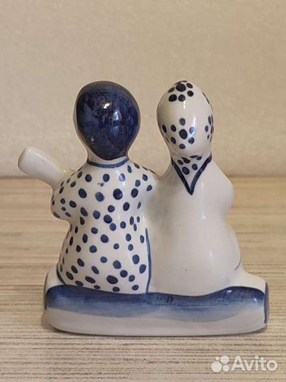 Статуэтка. На лавочке. Парочка. Гжель