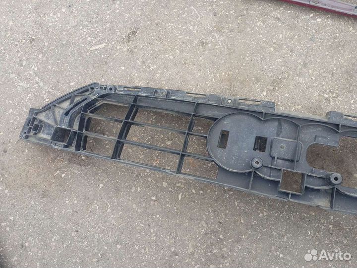 Кронштейн решетки радиатора Audi A7