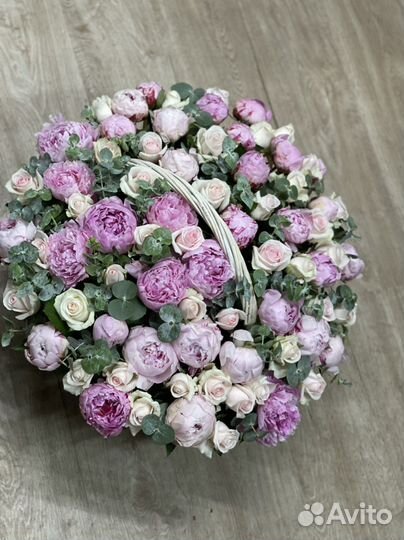 Розы пионы корзины