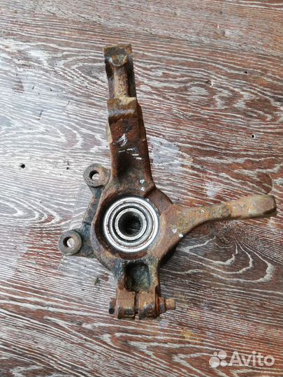 Кулак передний правый Renault Logan 2005-2014