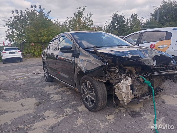 Volkswagen Polo 1.6 МТ, 2011, битый, 276 000 км