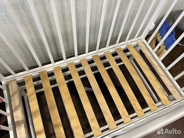 Детская кроватка с маятником