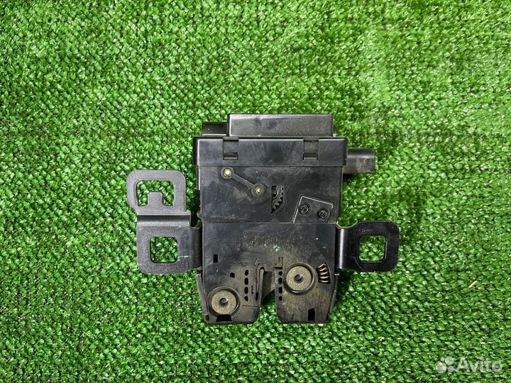 Замок стекла крышки багажника Range Rover Sport