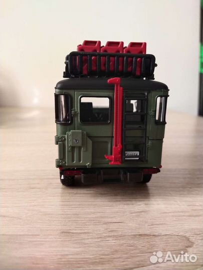 Модель 1:24, новая, Toyota FJ40 Land Cruiser