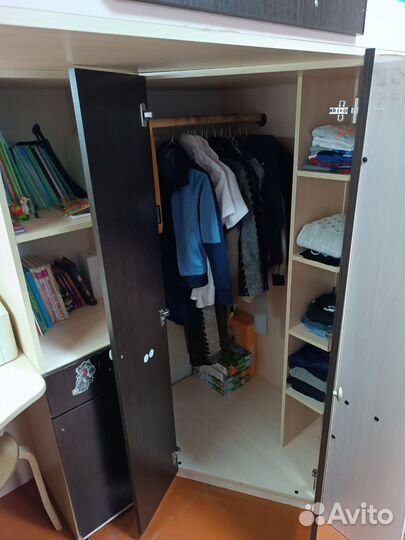 Детская кровать чердак со столом и шкафом