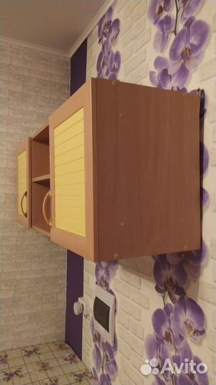 Настенный полку с дверками