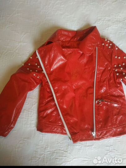 Новая красная куртка 98 для девочки