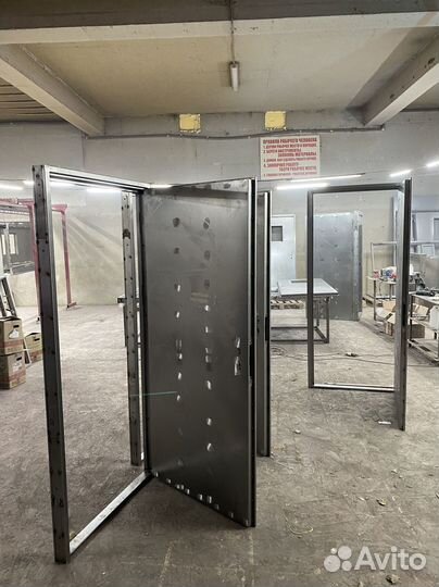 Тамбурная дверь