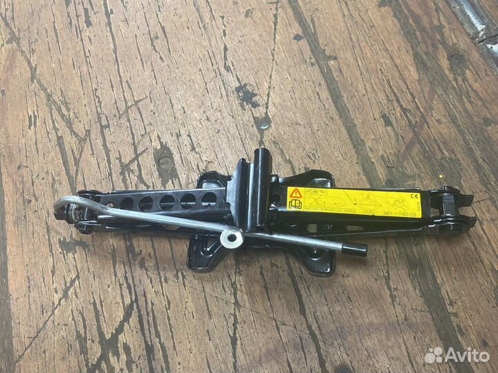 Домкрат на Volvo s40 c30 c70