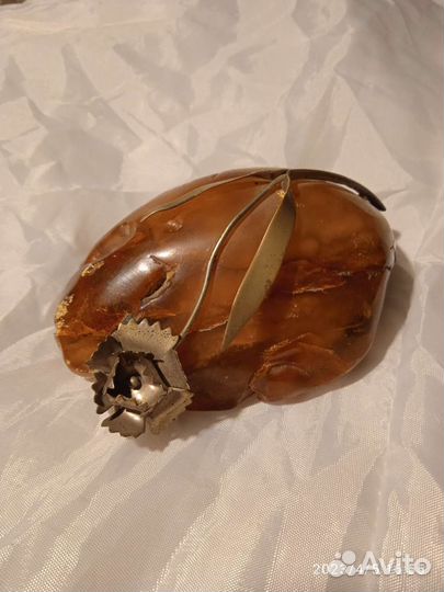 Янтарь с цветком