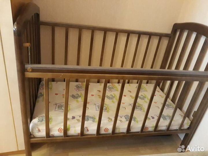 Детская кроватка с матрасом и бортиками