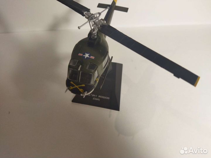 Коллекционная модель вертолёта bell uh-1 1/72